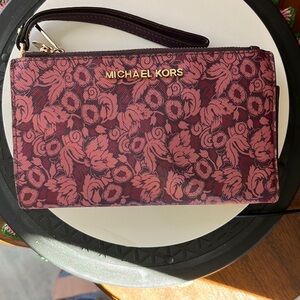 Michael Kors  NWOT  Spacious wristletwallet  burgundy/pink floral   gold tone HW